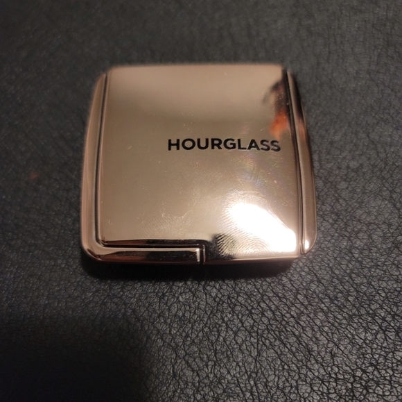 ❌️SOLD 🟣2/$40 - HOURGLASS AMBIENT LIGHTING BLUSH - Picture 4 of 5